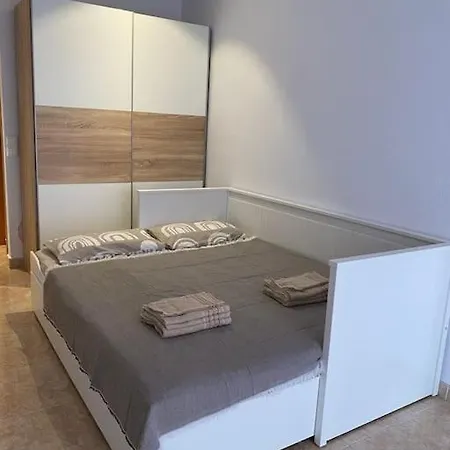 Close To Shops And Restaurants Appartement *