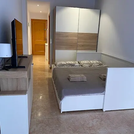 Close To Shops And Restaurants דירה *