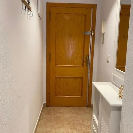 Close To Shops And Restaurants דירה